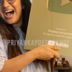 Priyanka Deshpande Instagram – We did it makkale!🥳🥲
.
.
.
Please do check out my unboxing video on my Priyanka Deshpande YouTube channel. I love you all.
.
.
.
#youtube #gold #million #anniversary #uhappyihappy #priyankadeshpande #amukudumukuamaldumal