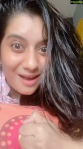 Priyanka Deshpande Instagram - Mudhal Murai pathen
Thala keela anen,
Maru murai pathen 
Ayayoooo!
Pala murai pathen,
Paithyam aneneee🤪🤪
.
.
Ayoooo shy is coming. Some homely behaviour during lockdown 🤪🙏🏻
.
.
#loop #yaaraiyumivloazhaga #lockdown #pandemicdiaries #uhappyihappy #spreadlove