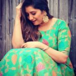 Priyanka Deshpande Instagram - Lean into the wind.🦋 . . Outfit: @rahjamdesignersilks😍 & @tailoredbyjancy 😍 Jewellery: @aknjewellery ❤️ Big Thanks to Narayani Akka for putting this look together 😍