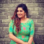 Priyanka Deshpande Instagram – Lean into the wind.🦋
.
.
Outfit: @rahjamdesignersilks😍 & @tailoredbyjancy 😍
Jewellery: @aknjewellery ❤️
Big Thanks to Narayani Akka for putting this look together 😍