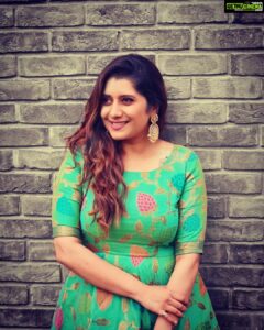 Priyanka Deshpande Instagram - Lean into the wind.🦋 . . Outfit: @rahjamdesignersilks😍 & @tailoredbyjancy 😍 Jewellery: @aknjewellery ❤️ Big Thanks to Narayani Akka for putting this look together 😍