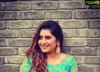 Priyanka Deshpande Instagram - Lean into the wind.🦋 . . Outfit: @rahjamdesignersilks😍 & @tailoredbyjancy 😍 Jewellery: @aknjewellery ❤️ Big Thanks to Narayani Akka for putting this look together 😍