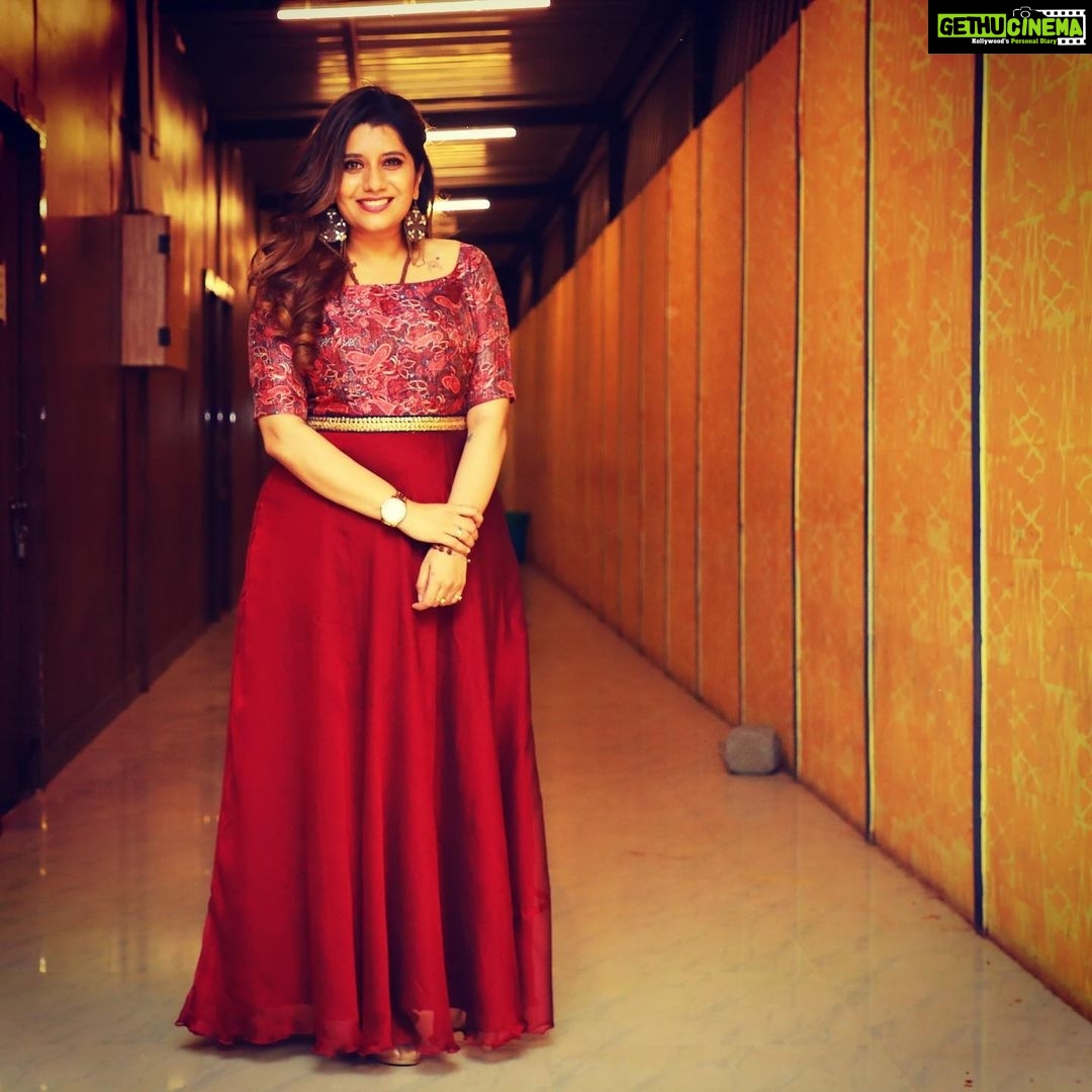 Priyanka Deshpande Instagram - Be a Flamingo in a Flock of Pigeons❤️🔥 . . PC: @vishnukanth_gk ❤️ Outfit: @swaadh ❤️ Hairstylist: @krishna_hairstylist ❤️
