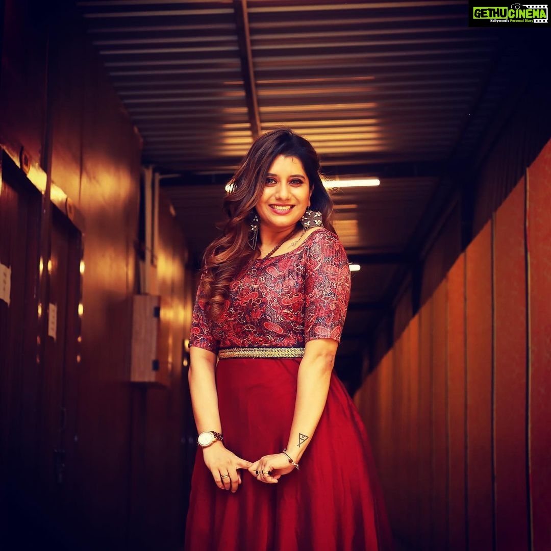 Priyanka Deshpande Instagram - Be a Flamingo in a Flock of Pigeons❤️🔥 . . PC: @vishnukanth_gk ❤️ Outfit: @swaadh ❤️ Hairstylist: @krishna_hairstylist ❤️