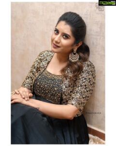 Priyanka Deshpande Instagram - Call me Queen Bee 👸 
.
.
📸: @maheshwarun.photography 💛
Outfit: @anjushankarofficial 💛
MUA: @artistrybyolivia 💛
Hairstylist: @krishna_hairstylist💛 
Accessories: @rimliboutique 💛
