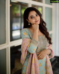 Priyanka Mohan Instagram - May all beginnings cherish on this auspicious day! Wishing everyone a Happy Dussehra and a victorious Vijayadhashami! ❤️ Styled by : @pallavi_85 Designer : @mrunalinirao Makeup : @makeupbymoovendhar Hair : @hairologyby_chinna 📸 @kiransaphotography