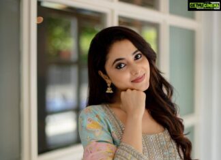 Priyanka Mohan Instagram - May all beginnings cherish on this auspicious day! Wishing everyone a Happy Dussehra and a victorious Vijayadhashami! ❤️ Styled by : @pallavi_85 Designer : @mrunalinirao Makeup : @makeupbymoovendhar Hair : @hairologyby_chinna 📸 @kiransaphotography