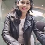 Punnagai Poo Gheetha Instagram – #naduvulehkonjembatilehkaanem
Raagavil Gheetha’vin #MarmaDesam Hit 1.9 Million. TQ ❤️😘 Tonight 11pm
@raaga.my #Syok #SyokCast #brainteaser #punnagaipoogheetha #malaysia #malaysianindian #Radio #RadioShow #Broadcast #media