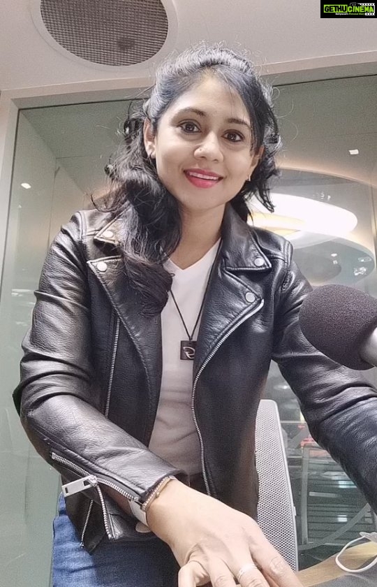Punnagai Poo Gheetha Instagram - #naduvulehkonjembatilehkaanem Raagavil Gheetha'vin #MarmaDesam Hit 1.9 Million. TQ β€οΈπ Tonight 11pm @raaga.my #Syok #SyokCast #brainteaser #punnagaipoogheetha #malaysia #malaysianindian #Radio #RadioShow #Broadcast #media