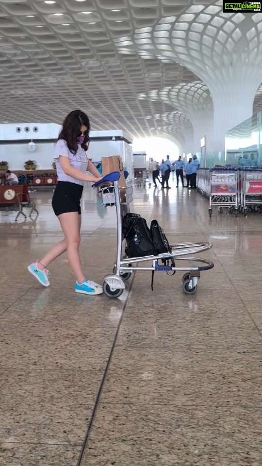 Radhika Madan Instagram - Lo chali main💃 #enroutehome #airportdiaries #reelsindia #reelsi̇nstagram