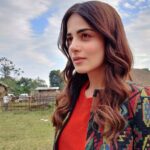 Radhika Madan Instagram – चेहरे जो ओढ़े तूने 
वोह तेरा कहाँ है . .