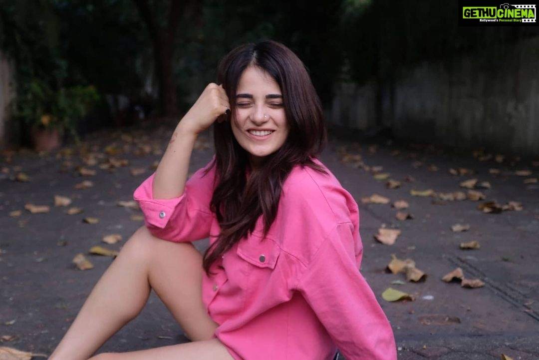 Radhika Madan Instagram - Always on the pink side of life!😁💕