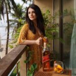 Radhika Madan Instagram - Pink skies and the amazing weather Inspired me to mix up a nice hot Johnnie Toddy. INGREDIENTS: 50 ml Johnnie Walker Red / Black Honey (as per your preferred sweetness) 20 ml Lime Juice Spices (Your favorite from the pantry, I picked cinnamon sticks) 100 ml Hot Water Orange peel for Garnish METHOD: Combine all the ingredients in a glass Stir lightly to mix Garnish with orange Peel or spice   #spon #JohnnieWalkerHighball #ExploreFromHome #DrinkResponsibly @johnniewalkerindia Recipe Credit: @asmanisubramanian_diageoba