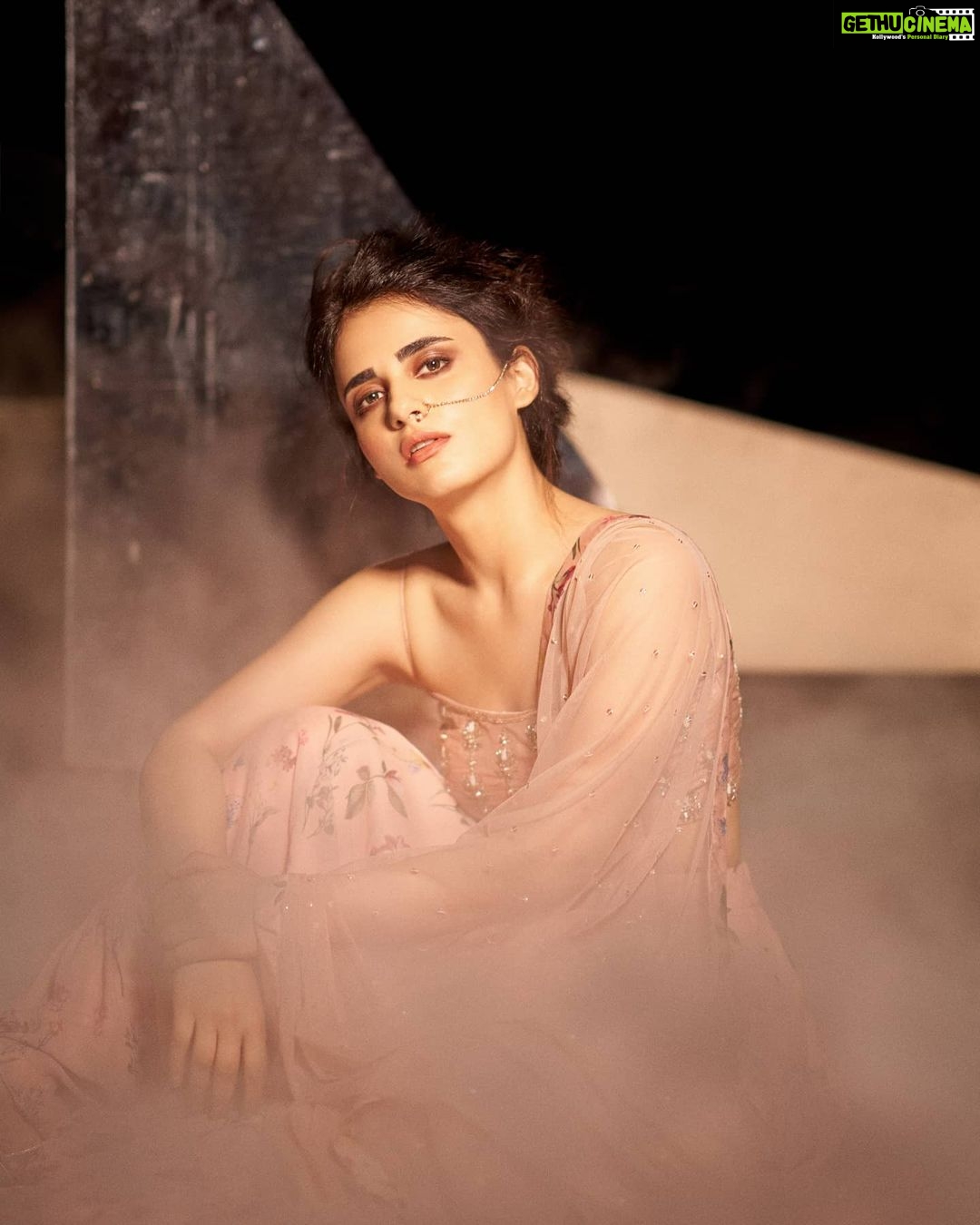 Radhika Madan Instagram - Baithe baithe bore hue karna hai kuch kaam🤷♀️