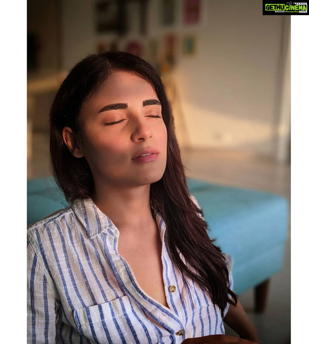 Radhika Madan Instagram - Its all about aankhein band karke maa baba ka naam lena guys🤷♀️ Jeet tumhari hogi . . sirf tumhaari👪