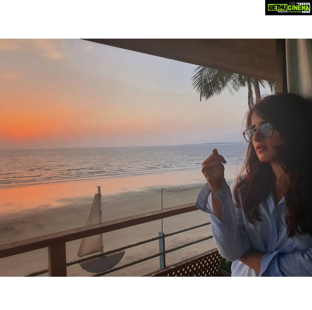 Radhika Madan Instagram - थका-थका सूरज जब नदी से होकर निकलेगा . . #natureheals #happyearthday🌎