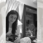 Radhika Madan Instagram - Reciting a piece that I wrote a while back. Hope you enjoy it.😊 @ttt_official तेरा मेरी आँखों को ओढ़कर रोना भागती नींदो में ठहर के सोना गहरी साँसों में कपकपाती मेरे नाम की खुशबू बड़बड़ाते वादों में किसी डर का खोना उन रूठे अरमानो को तस्सली से मनाना रोई अकेली चोटों को समझती हुई बाँहों में दफ़नाना तेरी रूह का मेरी नसों में बेझिझक घुलना लेटे लेटे उंगली से मेरे हाथों की लकीरे बदलना खुद को खो कर तुझे पाने का वो अपनापन वो तेरे मेरे बीच के फ़रक का धुंधलापन जाने के बाद भी मेरे पास रह जाने की तेरी वफ़ाई प्यार को पहले निभाने की वो सुलझी हुई सी लड़ाई इस पढ़ी लिखी दुनिया को तेरा पाक इश्क़ गवार मेरी नौसिखी सी शायरी में बस तेरा नाम गुलज़ार . . -राधिका