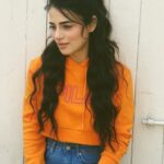 Radhika Madan Instagram - मिट्टी जैसे सपने ये कितना भी पलकों से झाड़ो फिर आ जाते हैं . .❤