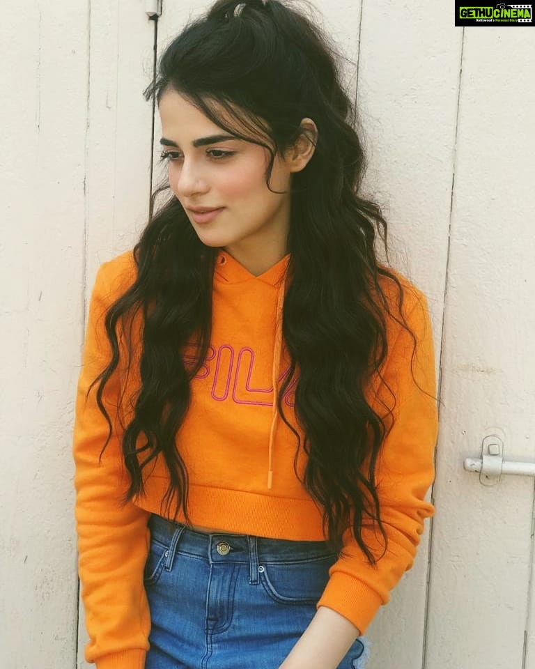 Radhika Madan Instagram - मिट्टी जैसे सपने ये कितना भी पलकों से झाड़ो फिर आ जाते हैं . .❤