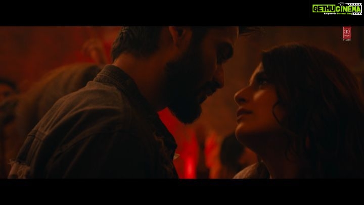 Radhika Madan Instagram - Come & lose yourself to #Barbaadiyan! Song out tomorrow. #Shiddat releasing on 1st October on @disneyplushotstar #DisneyPlusHotstarMultiplex @sunsunnykhez @merainna @dianapenty #DineshVijan #BhushanKumar @kunaldeshmukh1 @sachettandonofficial @soulfulsachin @jigarsaraiya @nikhitagandhiofficial @bagchi_mb @priyasaraiyaofficial #ShridharRaghavan @dheerajkedarnathrattan #PoojaLadhaSurti @sreekarprasa @amalendu_dop @maddockfilms @tseriesfilms @tseries.official