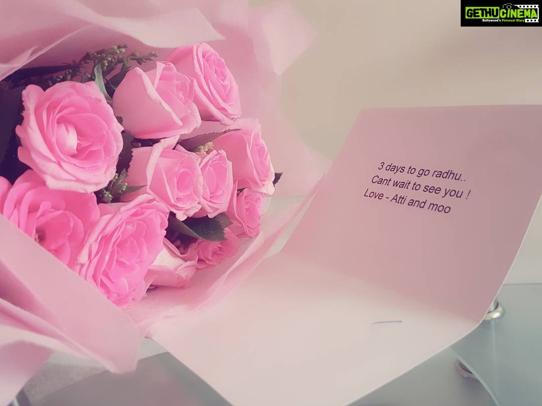Radhika Madan Instagram - When u're chilling and sitting alone in ur apartment in Mumbai..unaware of what date and day it is and suddenly the doorbell rings and u see this! Yes they never forget to put a smile on my face!love these two to the core đđđđđ @aditikhorana @manvi10 #earlybirthdaycelebration#meredoanmolratan <3 Hiranandani Gardens, Mumbai