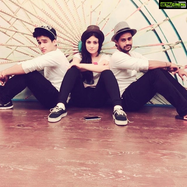 Radhika Madan Instagram - The swaggers!!!😁😎 #jhalakhouse#jhalakreloaded#loveforblackandwhite#week4#letskillit! 😁 <3