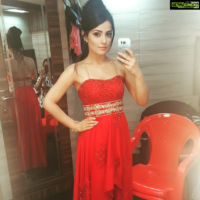 Radhika Madan Instagram - a selfie just before the group act! #jhalakreloaded❤