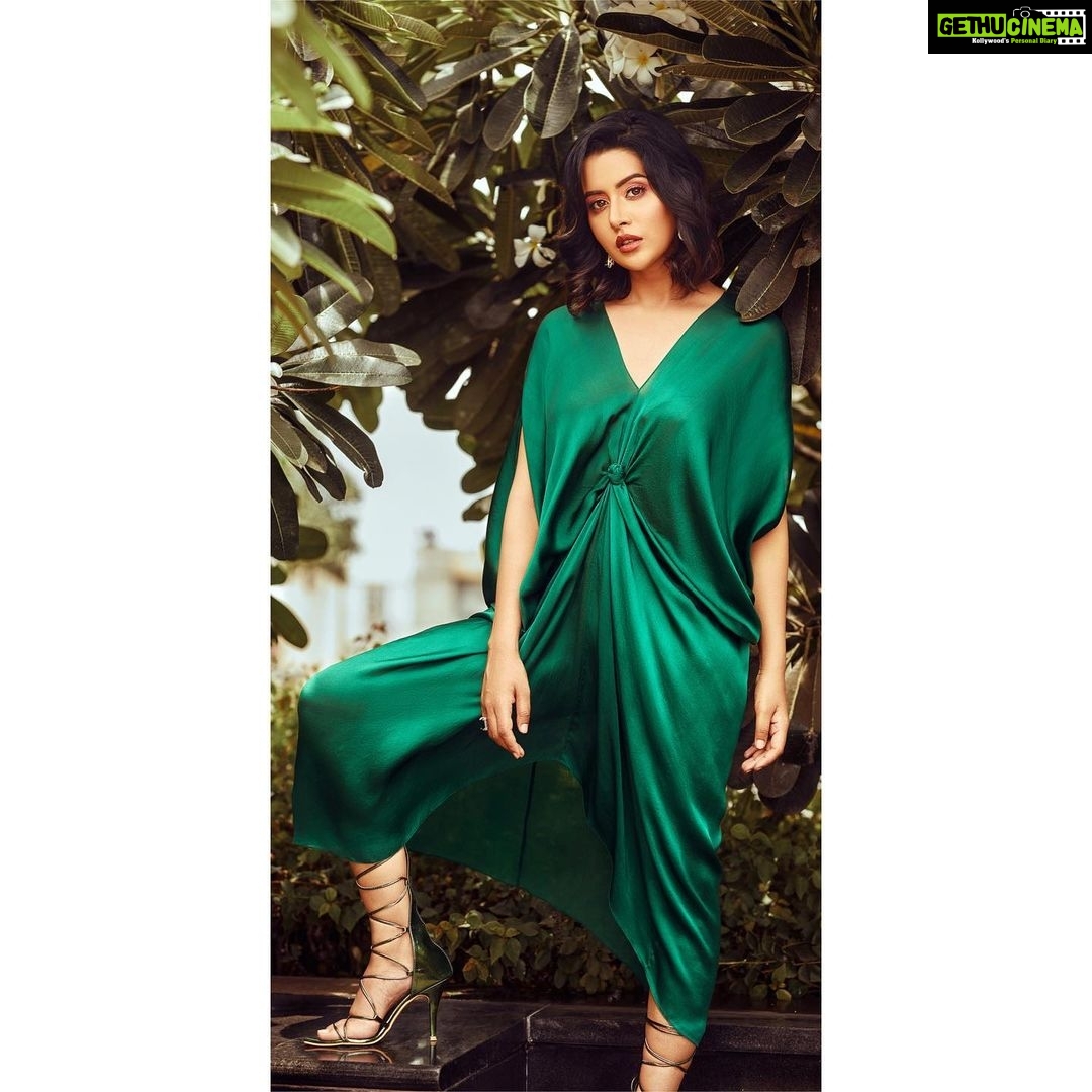 Raiza Wilson Instagram - This colour š¤©š¤ Photographer : @vigneshkumarphotography Edit : @the_pixchanger Stylist : @swetha.raghul Make-up : @chisellemakeupandhair Hair : @ashwinihairandmakeup Outfit - @stephanydsouza Jewellery - @attrangi_designs Footwear - @feeltwenty
