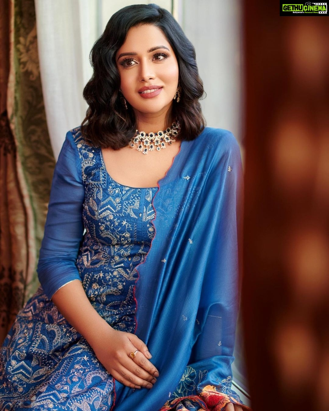 Raiza Wilson Instagram - Had an amazing time at Deepam’s @deepamsilks_ 49th anniversary celebrations. Launched a curated collection of exquisite Kanjeevarams, banarasis, and pure silk suit materials. Love the salwar suit I wore for the event - a rust tussar ensemble with exquisite Kashmiri embroidery.