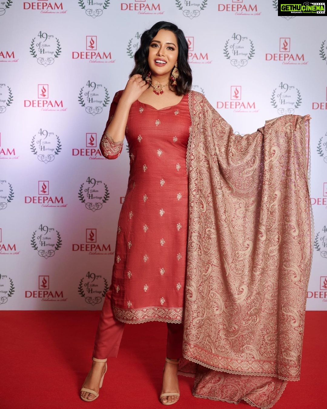 Raiza Wilson Instagram - Had an amazing time at Deepam’s @deepamsilks_ 49th anniversary celebrations. Launched a curated collection of exquisite Kanjeevarams, banarasis, and pure silk suit materials. Love the salwar suit I wore for the event - a rust tussar ensemble with exquisite Kashmiri embroidery.