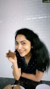 Ramya Subramanian Instagram - ‘Bake My Own Cake’ checklist ku tick potaachu ✔️🍰☺️.

It was so much fun learning this from you @chefshriramrajendran_official 🤩🔥🙏🏻.

Next stop ice cream ,cupcakes and brownies here I come 🍨🧁😎. 

If you wanna try this out and give it a go,here is the exact recipe 👇🏻:
Double Chocolate Cake 
Butter 200 gms 
Sugar 200 gms 
Eggs 200 gms ( 4 eggs ) 
Flour 170 gms 
Cocoa powder 30gms 
Baking powder 4 gms 
Salt 1 gms 

Chocolate ganache
Dark chocolate 150 gms 
Cream 125 ml

Method:
Cream the butter and brown sugar ,add the eggs one by one slowly and mix them .

Fold the dry ingredients - flour , cocoa powder, baking powder and slate .

Pour it in a greased cake mould and bake it at 180 degrees for 35 min . 

Let the sponge cake cool . Then remove it form the mould and cut it in to two equal half .

Heat the cream and pour it over the chocolate . Let it sit for a min . 
Now mix the chocolate and cream  with a spatula for a smooth creamy texture.

Pour the ganache over the cake and finish the edges .

Chill it for an hour atleast in the fridge. Cut and taste the yumness yourself 😍😋. 

#DidSomeBaking #BakingCakes