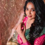 Ramya Subramanian Instagram – இருள் விளக்கி,
அருள் சேர்க்க,
இனிய தீபாவளி நல்வாழ்த்துக்கள் 
🪔💥🔥🔅❤️😇

📸 : @jahnavi.gunaseelan 
MUH : @pavash_ 
Blouse : @yuti_designer_blouse