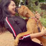 Ramya Subramanian Instagram – Kissathon time now with pupper Tyson 🐶🙆🏻‍♀️!
I got hypostised by him just like that 😘😍🥰.

#StressBusters #CantImagineLifeWithoutThem Coonoor : The Hill station