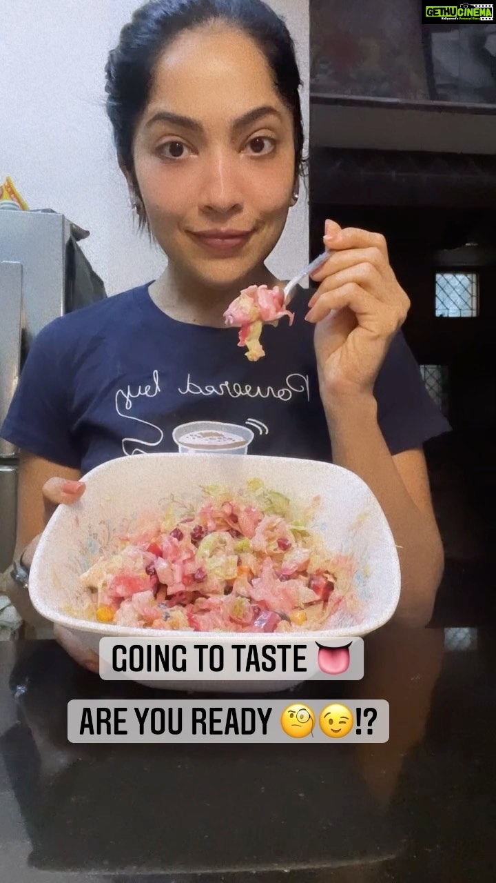 Ramya Subramanian Instagram - Me: Amma Instagram , 2022 la enna cooking kathuka sollichu π§βπ³ Amma : Naanum pala varusham solli paathuten, kadaisila instagram solliyaavadu bhudhi vandhaa sandosham . Me : π£π£π£β¦.. ipdi react pannitu seri senjudaan paapom nu try panna left over salad daan idhu π₯ . Ningalum Try panni paarunga (naa samayal a sonnen π)