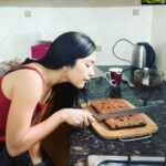 Ramya Subramanian Instagram - When life gives you lemons,you throw them back and ask for Fudge Brownies 😎. Merry Christmas my lovelies ♥️🥳🎉🎊🎈🪅🎁! (Indha maaduri yosanailaaam namma @chefshriramrajendran_official oda kitchen a raid pannumbodu daan enaku thonum 😂)