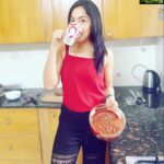 Ramya Subramanian Instagram - When life gives you lemons,you throw them back and ask for Fudge Brownies 😎. Merry Christmas my lovelies ♥️🥳🎉🎊🎈🪅🎁! (Indha maaduri yosanailaaam namma @chefshriramrajendran_official oda kitchen a raid pannumbodu daan enaku thonum 😂)