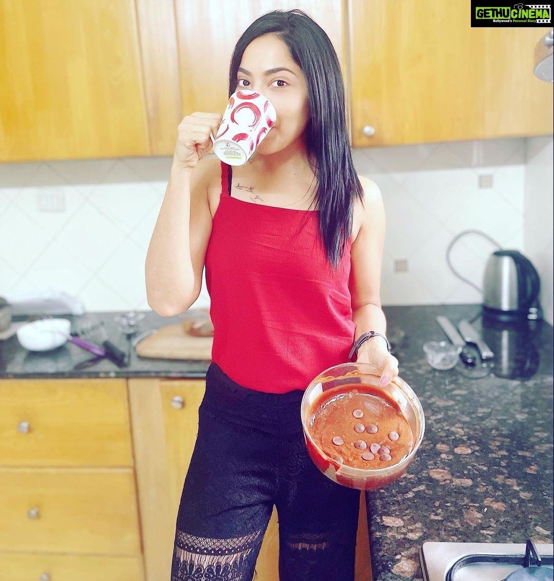 Ramya Subramanian Instagram - When life gives you lemons,you throw them back and ask for Fudge Brownies π. Merry Christmas my lovelies β₯οΈπ₯³ππππͺ
π! (Indha maaduri yosanailaaam namma @chefshriramrajendran_official oda kitchen a raid pannumbodu daan enaku thonum π)