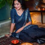 Ramya Subramanian Instagram - இனிய கார்த்திகை தீபம் வாழ்த்துக்கள் 🪔 ♥️ 📷 @jahnavi.gunaseelan Sari : @studiovirupa 💄: @makeupbypavi 💇🏻‍♀️ : @mani_stylist_ Drape : @pleats_drapes