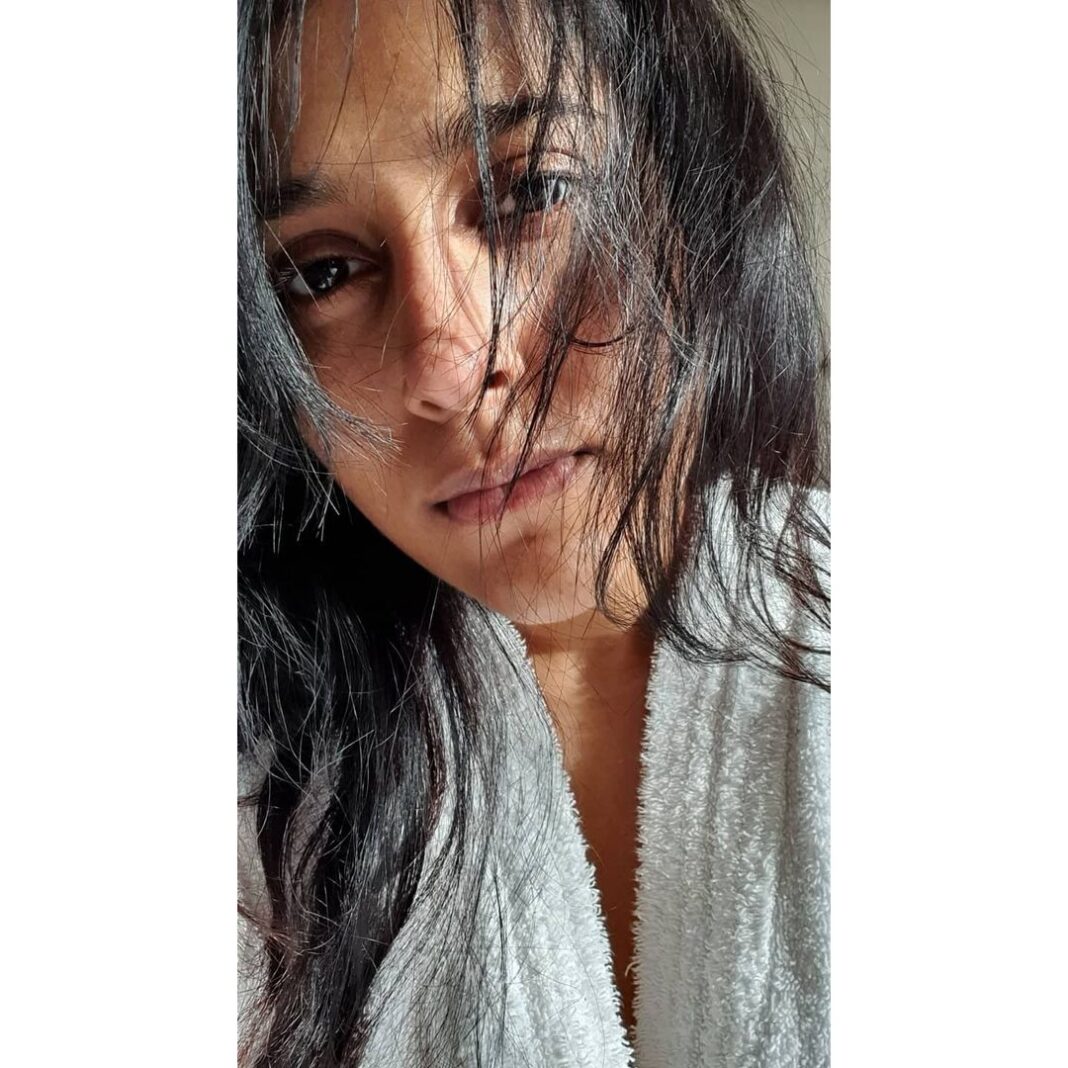 Rashmi Gautam Instagram - SHAKE UP WAKE UP #mondayblues #bare #nomakeup #nofilter