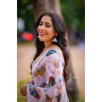 Rashmi Gautam Instagram – 📸 @v_capturesphotography 
💄 @venu_makeupandhair 
Saree by @shrutiigclothing 

#RashmiGautam
#BommaBlockbuster