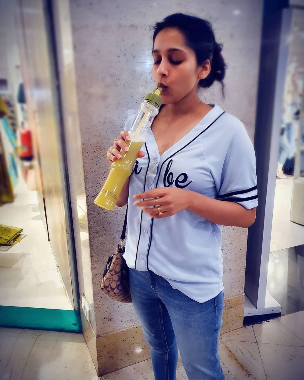 Rashmi Gautam Instagram - Once upon a time In a shopping mall Sipping on some packaged sugarcane juice 🙃🙃🙃