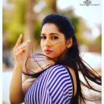 Rashmi Gautam Instagram - 📸 captured by @sravan_goud8981 💄by @venu_makeupandhair 💃 outfit @shrutiigclothing #rashmigautam #lifeismagical #saree #indianwear #blueandwhitestripes🔵⚪️