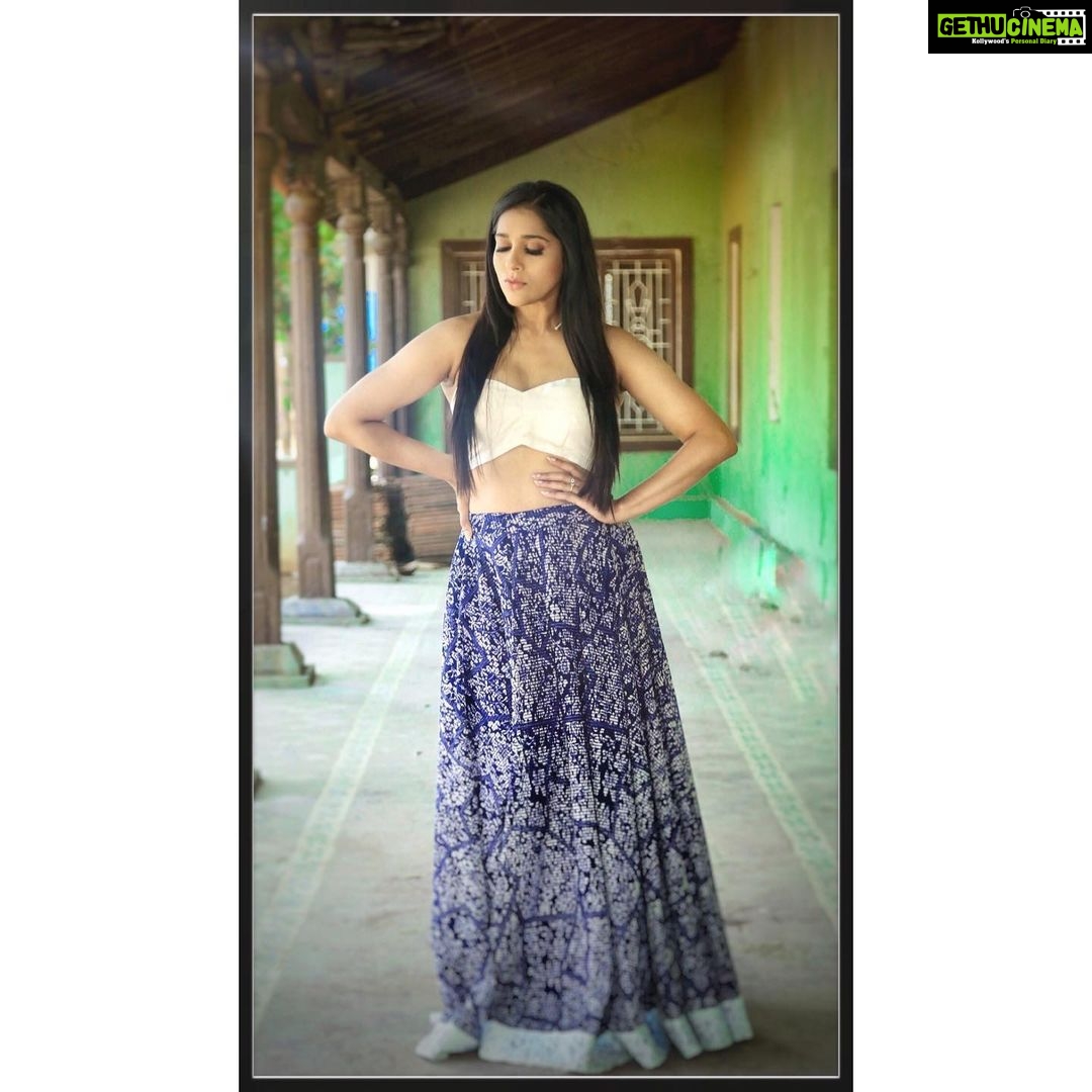 Rashmi Gautam Instagram - @pethakamsetti #rashmigautam #lifeismagical #blueandwhite