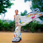 Rashmi Gautam Instagram - Happy me in a happy saree curated by @stylistrichie 💃💃💃 Pic by @yeluguriadvertising 📸📸📸 Makeup 💄 @venu_makeupandhair #rashmigautam #lifeismagical #sareelove #nineyards #quirkyfashion #lessismore #extrajabardasth #friyay #comedynites #fridayvibes
