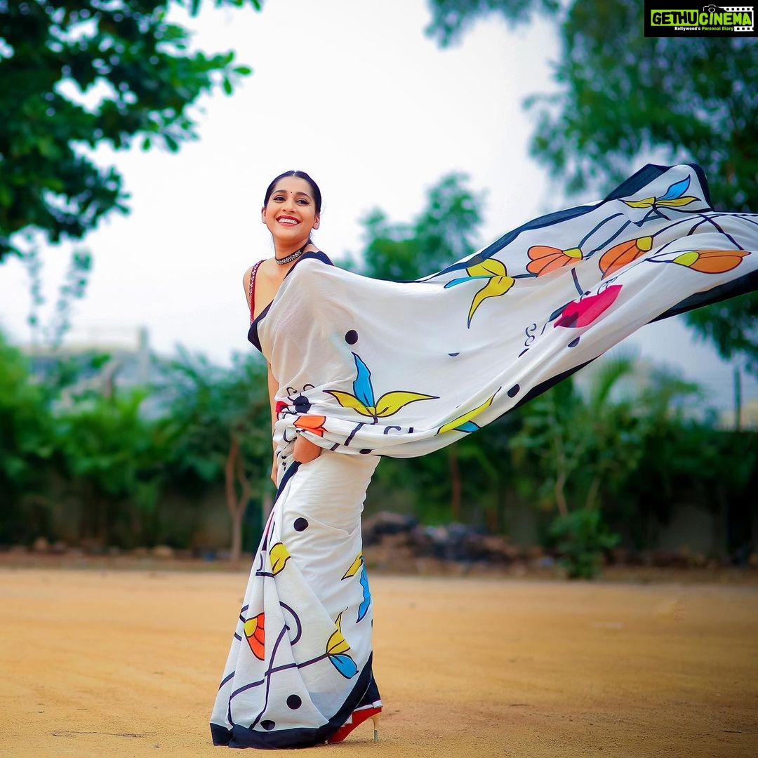 Rashmi Gautam Instagram - Happy me in a happy saree curated by @stylistrichie πππ Pic by @yeluguriadvertising πΈπΈπΈ Makeup π @venu_makeupandhair #rashmigautam #lifeismagical #sareelove #nineyards #quirkyfashion #lessismore #extrajabardasth #friyay #comedynites #fridayvibes