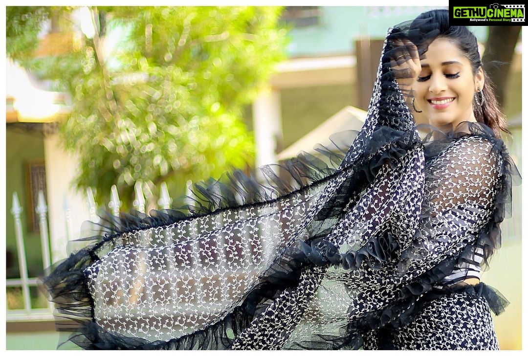 Rashmi Gautam Instagram - Saree by @shrutiigclothing Makeup 💄 by @venu_makeupandhair