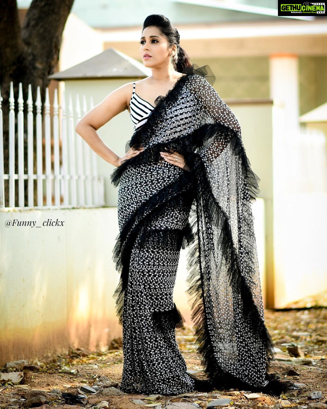 Rashmi Gautam Instagram - Outfit designed and styled by @shrutiigclothing ππ πΈπΈπΈ @funny_clickx #lifeismagical #rashmigautam #frills #frillsaree #monochromatic #blackandwhite #dheechampions_season12 #wednesday #danceshow
