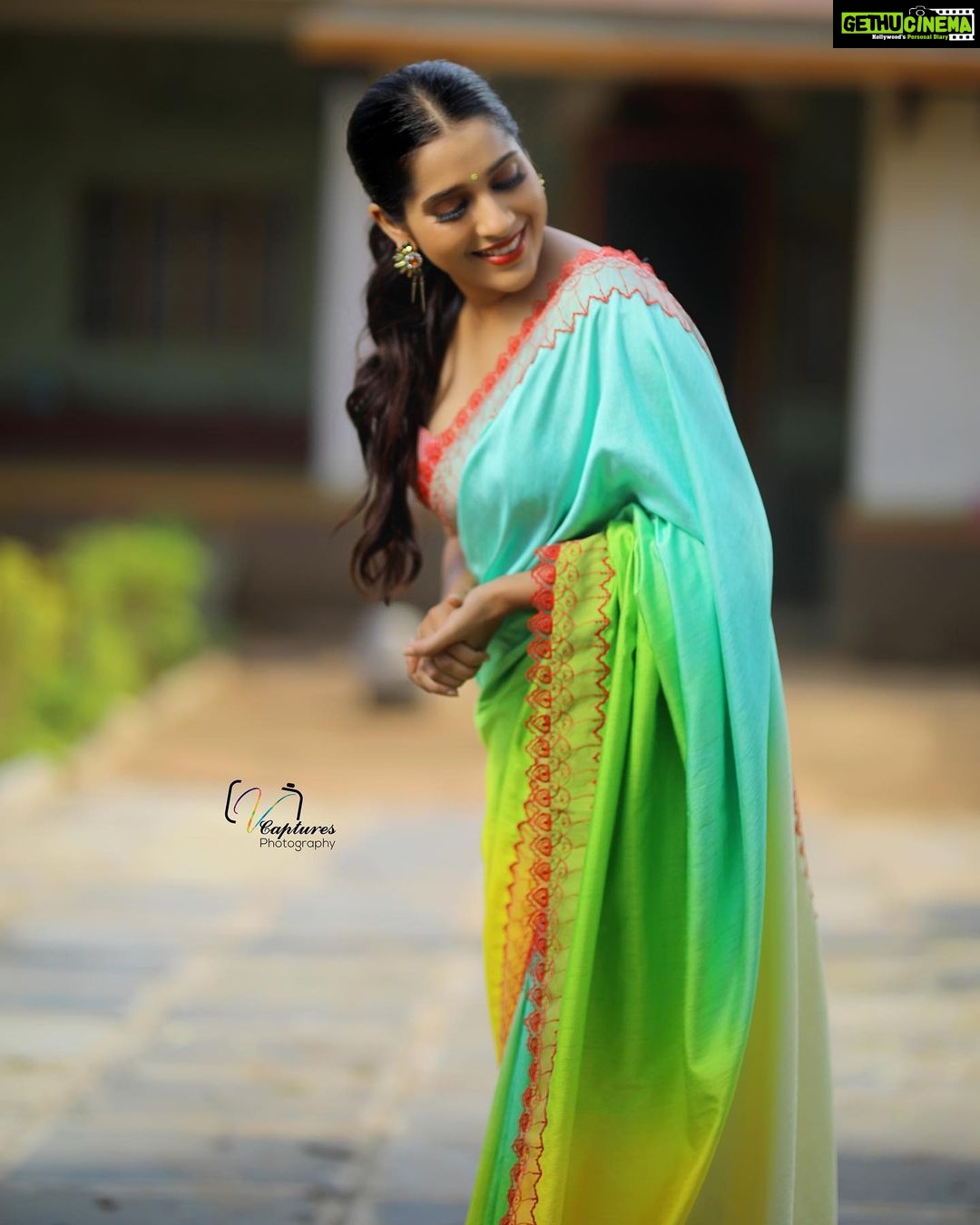 Rashmi Gautam Instagram - neon saree by @shrutiigclothing Pic captured by 📸 @v_capturesphotography #rashmigautam #lifeismagical #fridaynites #comedynites #extrajabardasth #saree