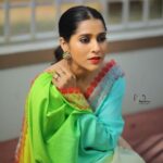 Rashmi Gautam Instagram - neon saree by @shrutiigclothing Pic captured by 📸 @v_capturesphotography #rashmigautam #lifeismagical #fridaynites #comedynites #extrajabardasth #saree