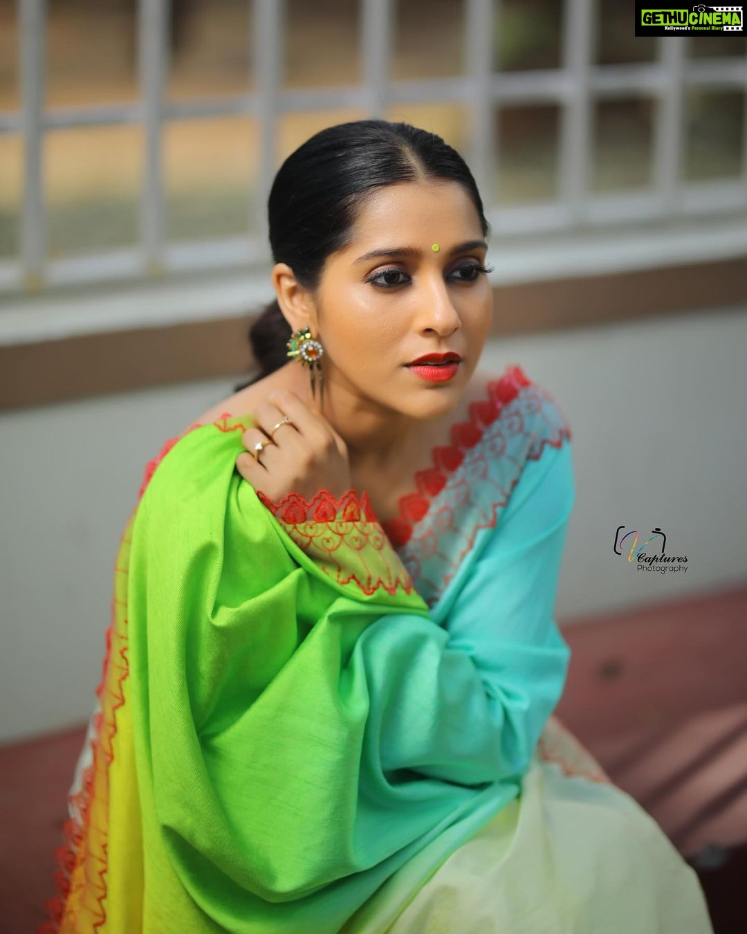 Rashmi Gautam Instagram - neon saree by @shrutiigclothing Pic captured by 📸 @v_capturesphotography #rashmigautam #lifeismagical #fridaynites #comedynites #extrajabardasth #saree